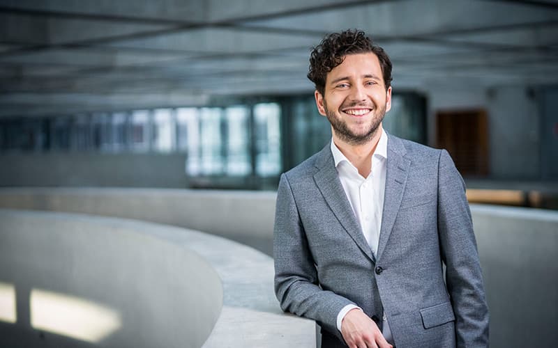 Felix Banaszak an Balustrade gelehnt im Bundestag