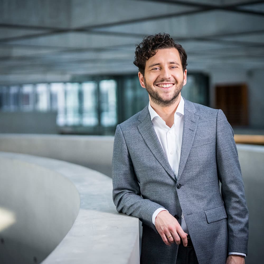 Felix Banaszak an Balustrade gelehnt im Bundestag