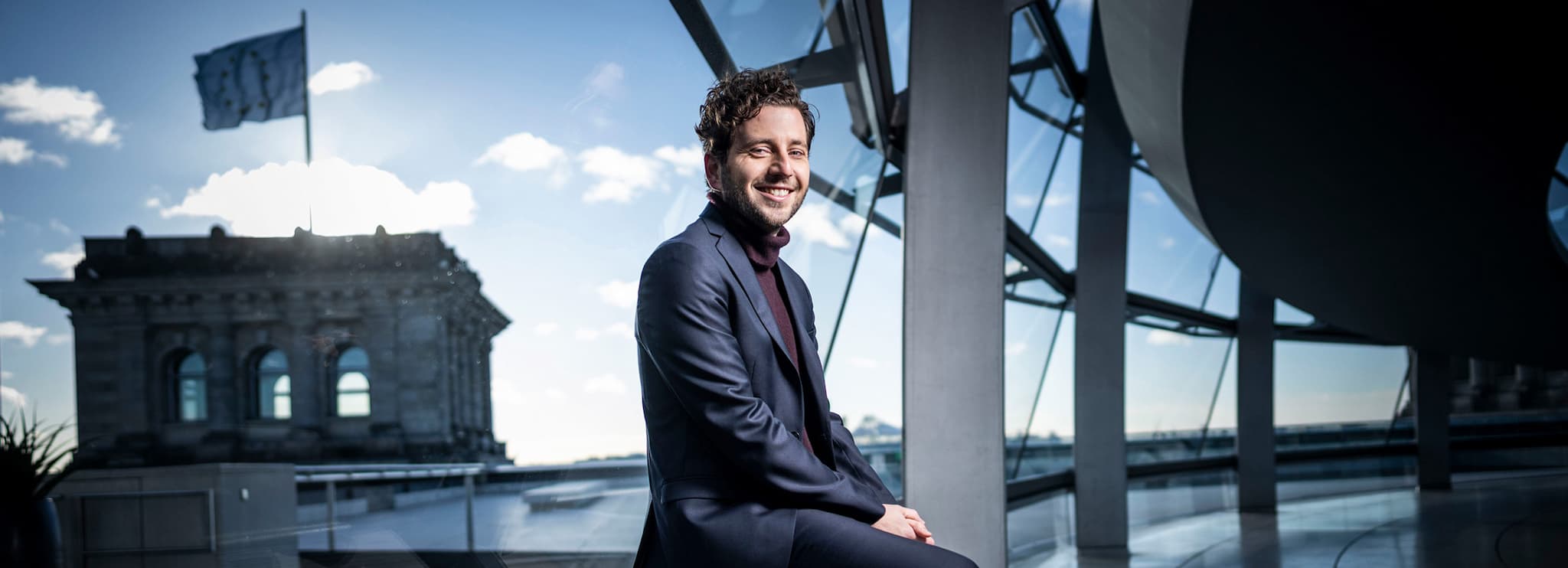 Felix Banaszak auf Balustrade sitzend in der Reichstagskuppel