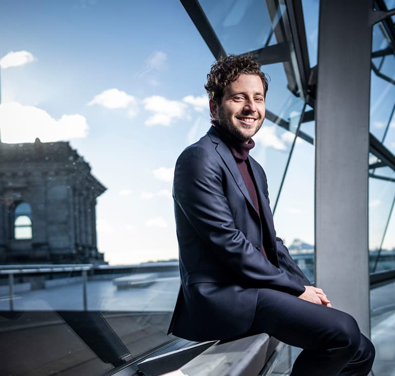 Felix Banaszak auf Balustrade sitzend in der Reichstagskuppel