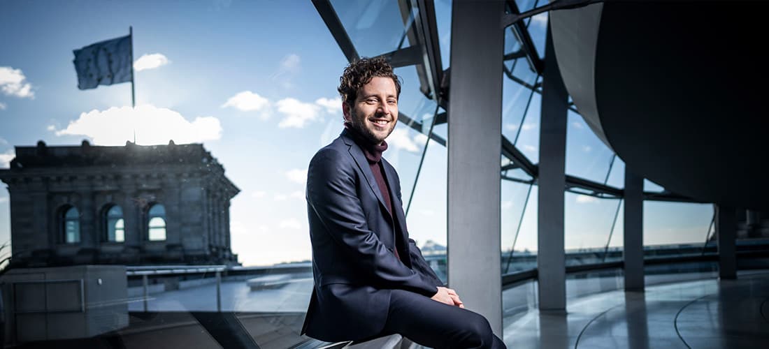 Felix Banaszak auf Balustrade sitzend in der Reichstagskuppel