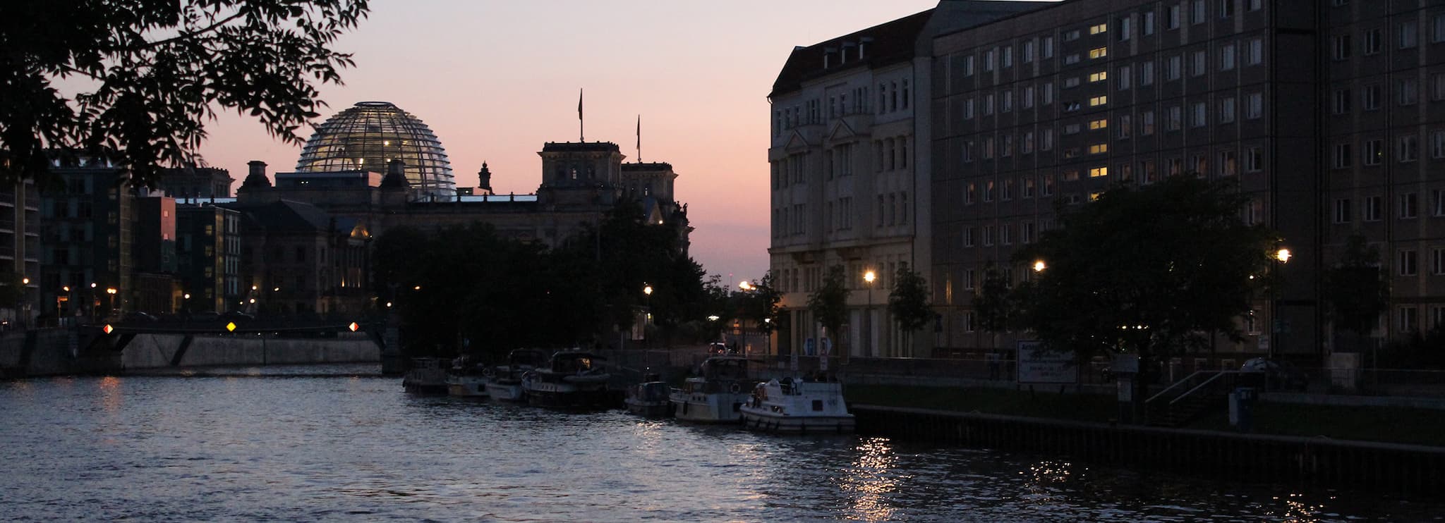 Reichstagsgebäude als Silhouette im Abendlicht