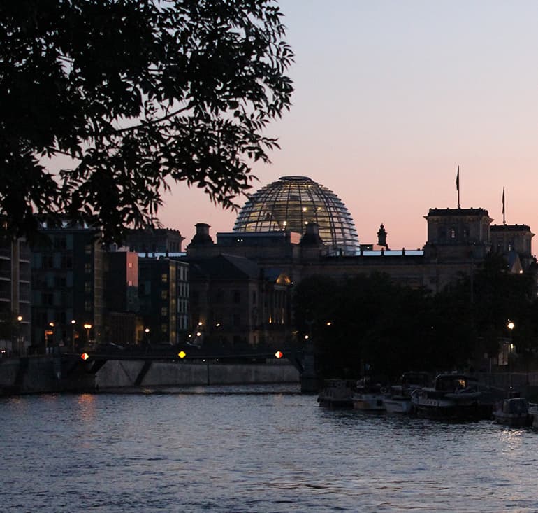 Reichstagsgebäude als Silhouette im Abendlicht