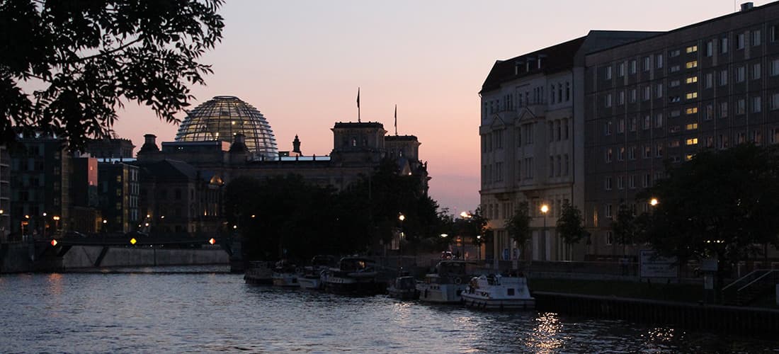 Reichstagsgebäude als Silhouette im Abendlicht