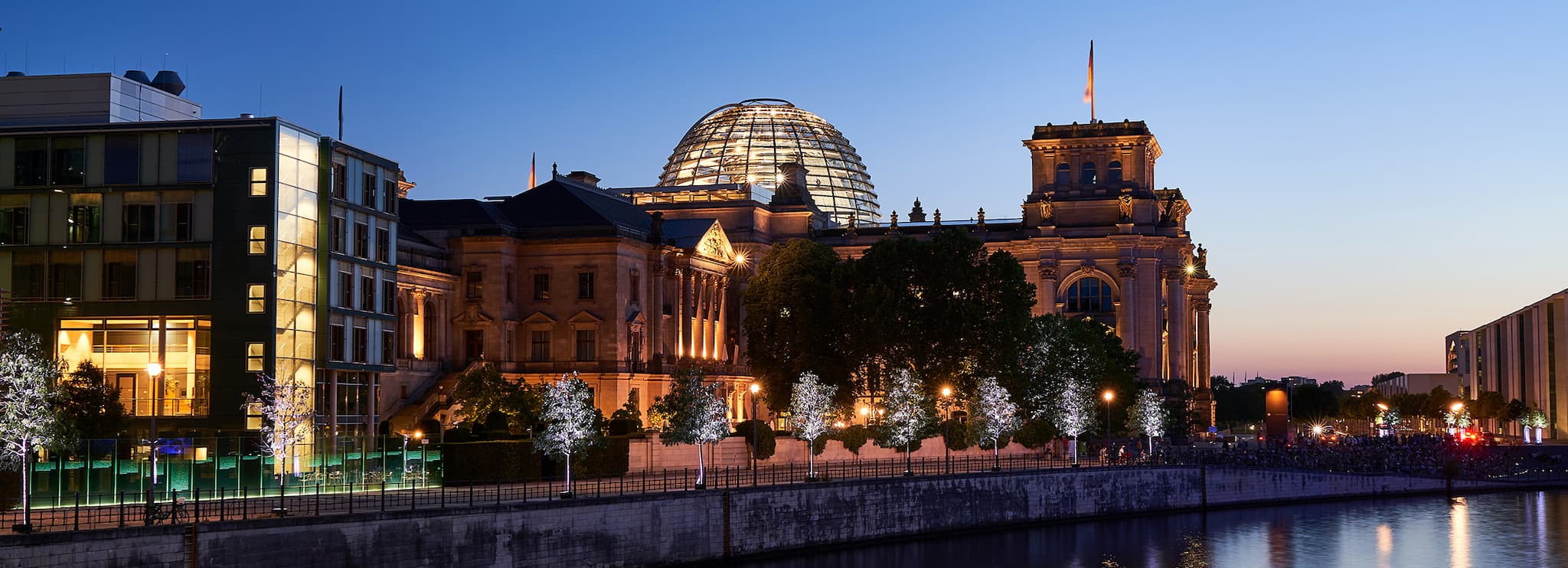 Reichstagsgebäude angeleuchtet in Abenddämmerung