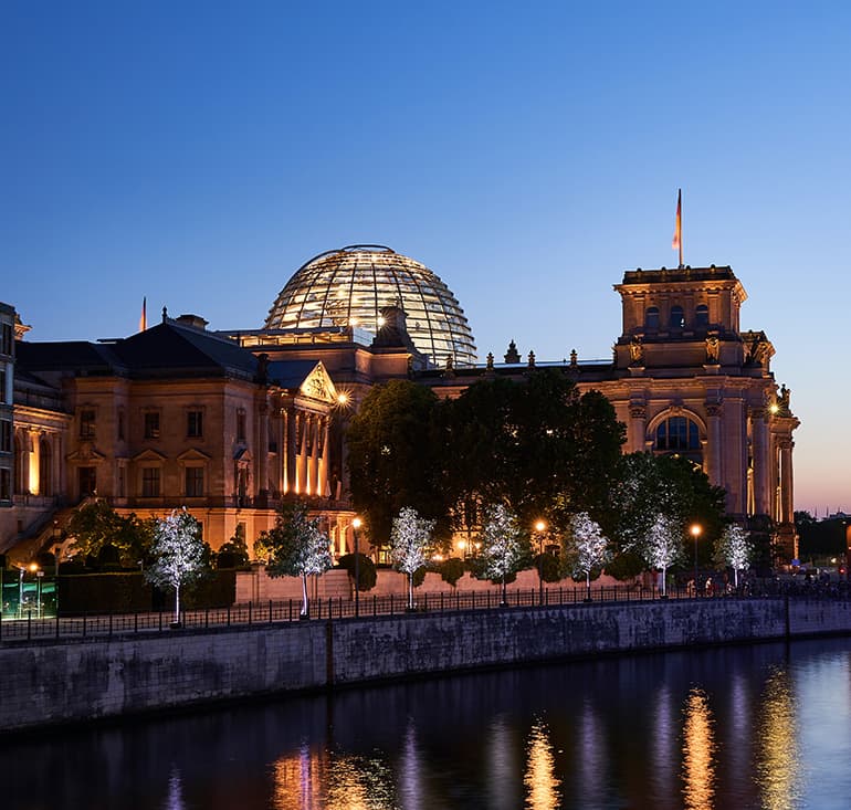 Reichstagsgebäude angeleuchtet in Abenddämmerung