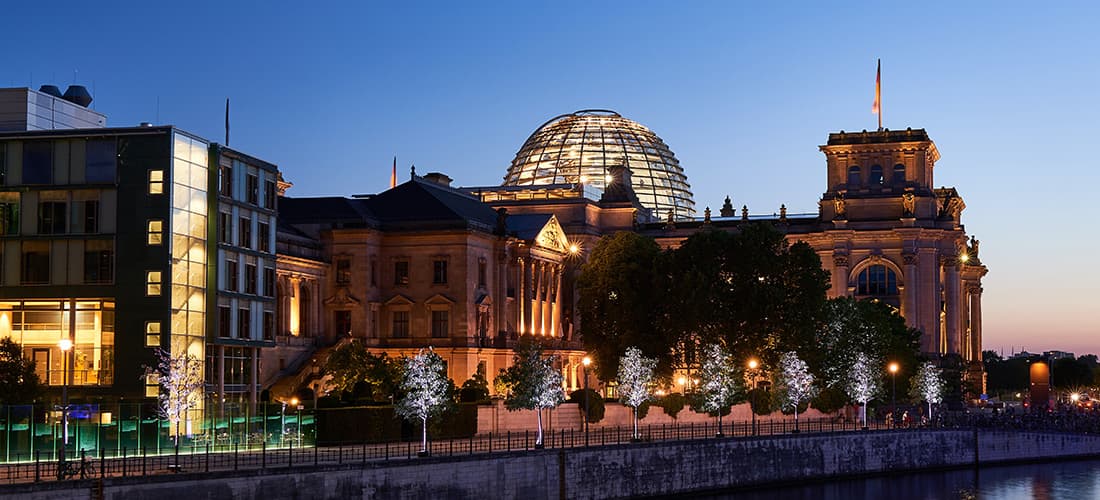 Reichstagsgebäude angeleuchtet in Abenddämmerung