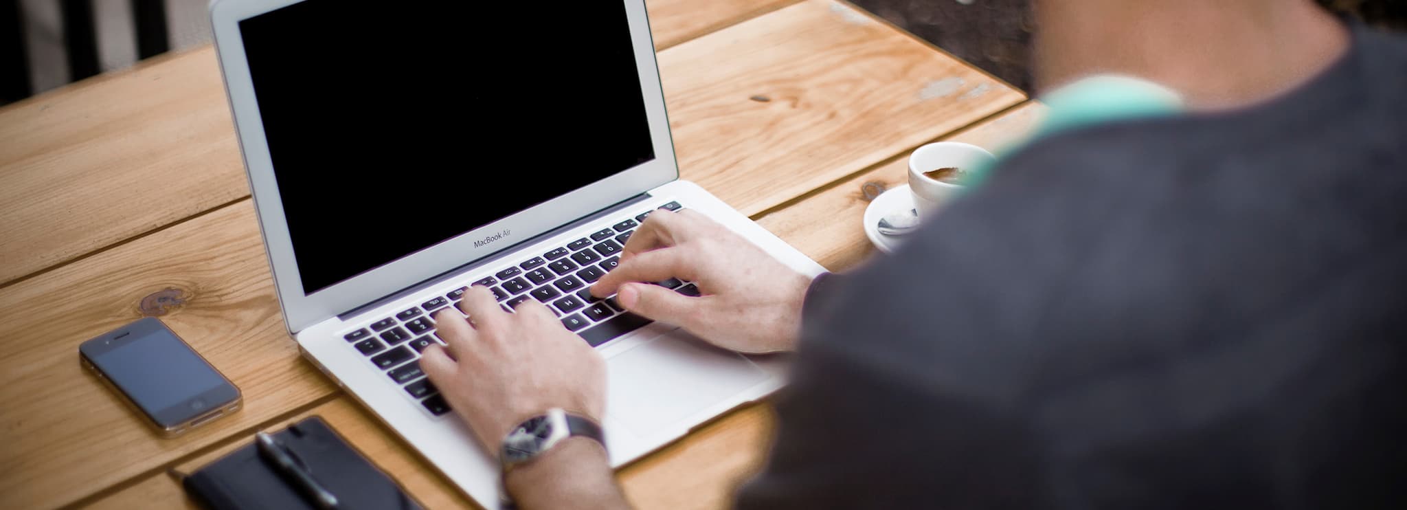 Männliche Hände auf Laptop-Tastatur