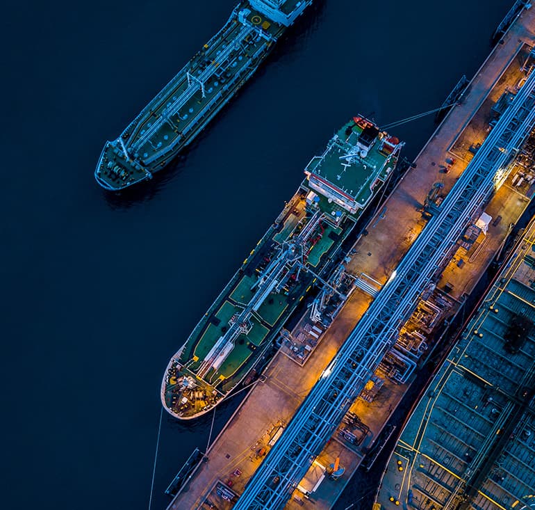 Schiffe im Hafen bei Nacht von oben