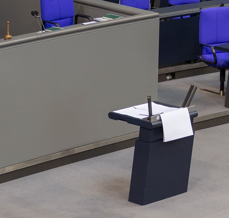 Rednerpult im leeren Plenarsaal im Bundestag