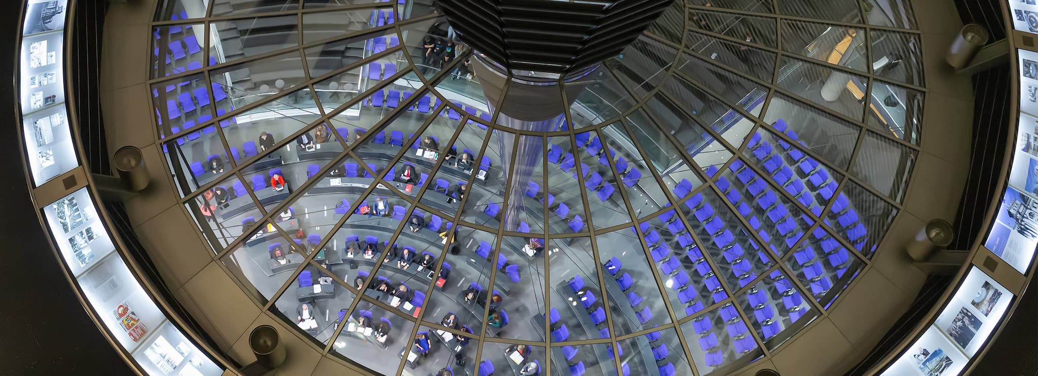 Blick von oben in den Plenarsaal im Bundestag