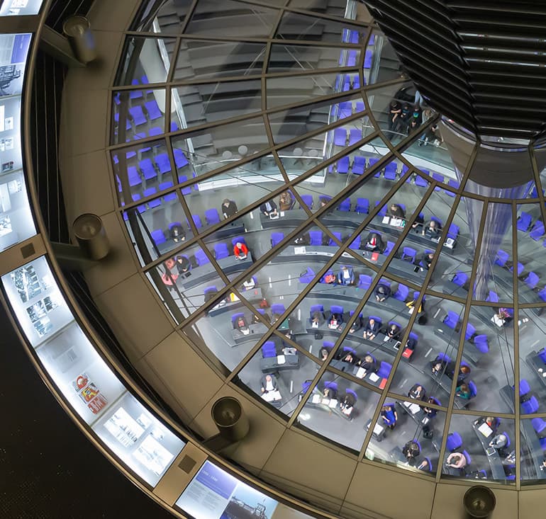 Blick von oben in den Plenarsaal im Bundestag