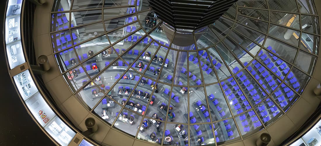 Blick von oben in den Plenarsaal im Bundestag
