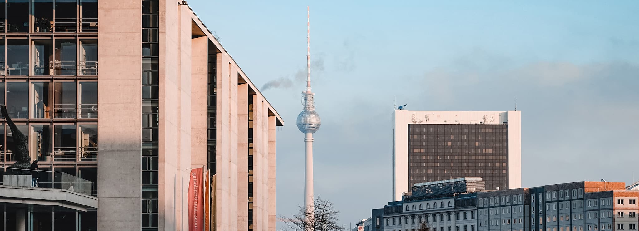 Kanzleramt mit Fernsehturm im Hintergrund