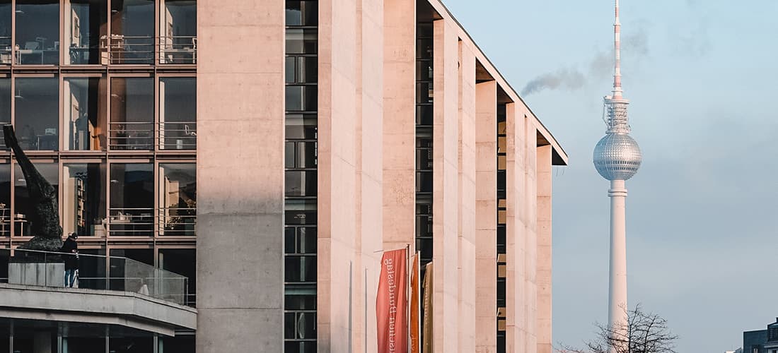 Kanzleramt mit Fernsehturm im Hintergrund