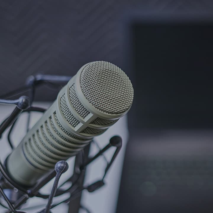 Nahaufnahme eines Mikrofons mit dunklen Hintergrund