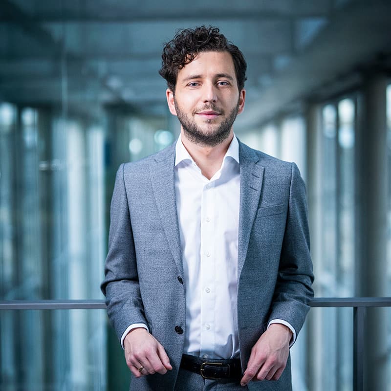 Felix Banaszak Frontaufnahme mit Fenster im Hintergrund