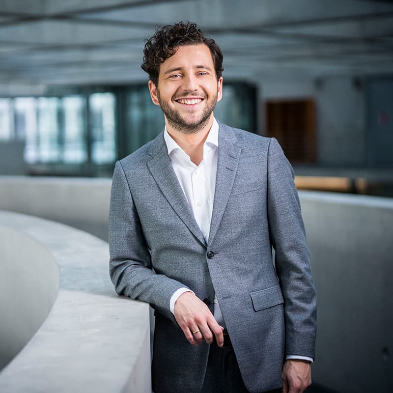 Felix Banaszak an Balustrade gelehnt im Bundestag