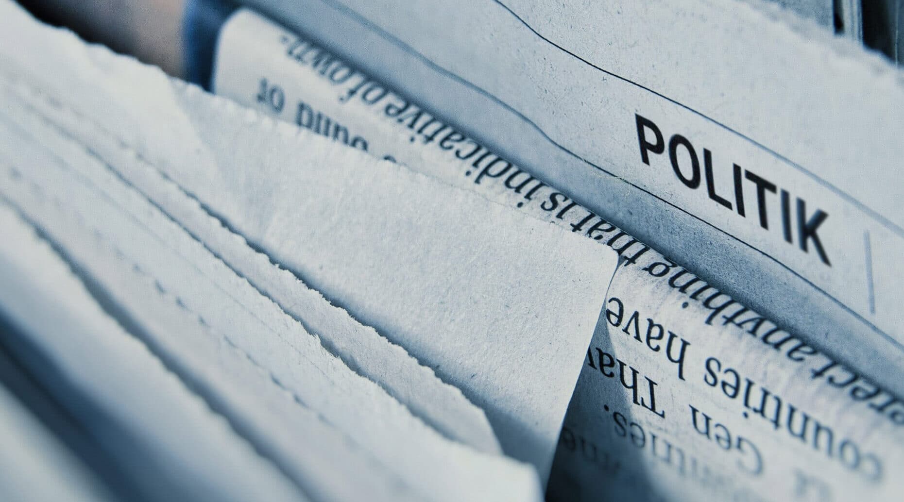 Nahaufnahme verschiedener Zeitungen